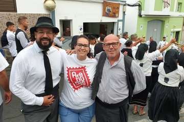 Una diana floreada prepara a Lomo Magullo para la Traída del Agua (Foto Francisco Javier Santana y José Florido)